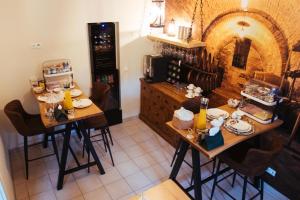 a dining room with two tables and chairs and a kitchen at Das Moselhaus in Ediger-Eller
