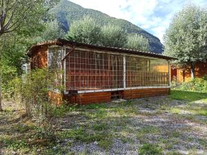un petit bâtiment au milieu d'un champ dans l'établissement Chalet SEAESTA COMFORT Lago di Lugano, à Porlezza