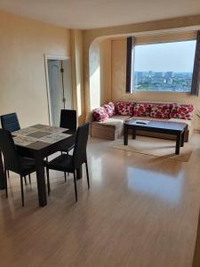 een woonkamer met een tafel en een bank bij Malavi University apartment Ruse! Comfort&clean! in Ruse