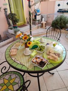 - une table avec un plateau de nourriture dans l'établissement B&B Lety, à Alghero