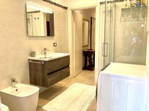威尼斯的住宿－Casa Buccari，浴室配有卫生间、盥洗盆和淋浴。