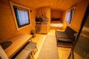 Galerija fotografija objekta RED Tiny Houses u gradu 'Voronet'