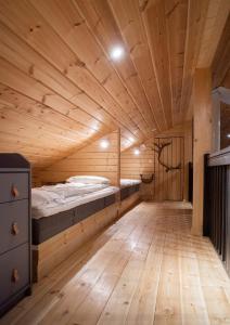 una grande camera in legno con un letto in esso di Raanakka House - Premium Villa at Levi a Levi