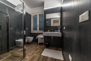 a bathroom with a sink and a toilet and a mirror at B&B Villa Elianto in Notaresco
