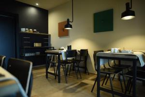 a dining room with chairs and tables in a restaurant at agriturismo Casa Pezzo in Castelnuovo del Garda