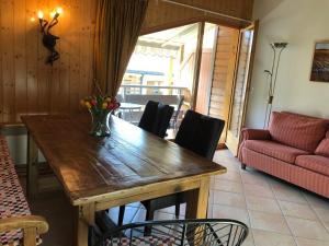 - une salle à manger avec une table et des chaises en bois dans l'établissement appartement in de Haute Savoie (Saint Jean de Sixt), à Saint-Jean-de-Sixt
