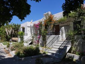 Κήπος έξω από το Helios Rhodos Apartments