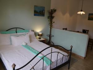 Ένα ή περισσότερα κρεβάτια σε δωμάτιο στο Helios Rhodos Apartments