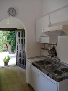 Η κουζίνα ή μικρή κουζίνα στο Helios Rhodos Apartments