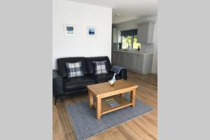 Uma área de estar em West Cork Escape