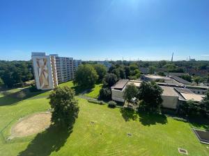 een luchtzicht op een park met een gebouw bij Duisburg von oben 3,5 Zimmer 8.OG frisch saniert in Duisburg