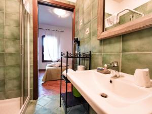 uma casa de banho com um lavatório e um espelho em Locanda Acervum em Cervia