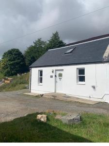 3 Dialknowe Holiday Cottage - Wanlockhead في Wanlockhead: مبنى أبيض بسقف أسود