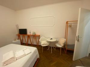 Un dormitorio con una cama y dos sillas y una mesa. en Limoncello Rooms, en Salerno