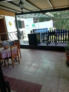 un patio con mesa, sillas y una valla en Casa Mari Carmen y Jose, en Adeje