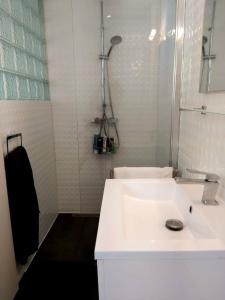 Ванна кімната в Charmant Studio sur cour à LYON 9e Mont d'or