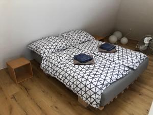 ein Schlafzimmer mit einem Bett mit zwei Handtüchern darauf in der Unterkunft Loft Dachsberg in Krems an der Donau