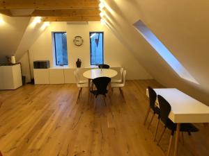 - une salle à manger avec une table et des chaises dans l'établissement Loft Dachsberg, à Krems an der Donau