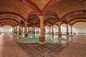 Habitación con piscina de agua en un edificio en Termas de San Joaquin en El Ranchito