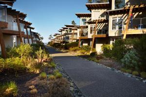 une passerelle devant une rangée d'immeubles d'appartements dans l'établissement Cox Bay Beach Resort, à Tofino