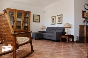 ein Wohnzimmer mit einer Couch und einem Sessel in der Unterkunft Casas de Mar - Casa Coral in Olhão