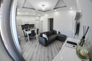 ein Wohnzimmer mit einem Sofa und einem Esszimmer in der Unterkunft M&M’s Home in Terni