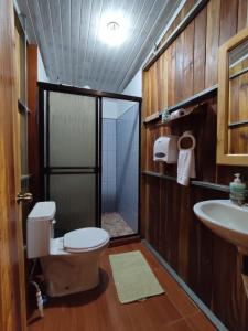 Vonios kambarys apgyvendinimo įstaigoje Casitas de Montaña Cabuya