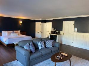 ein Wohnzimmer mit einem Sofa und einem Bett in der Unterkunft The Rigdon House in Cambria