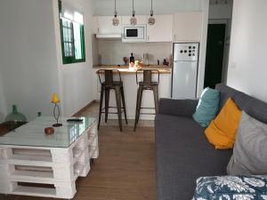 a living room with a couch and a kitchen at Apartamento Maresia in Puerto del Carmen
