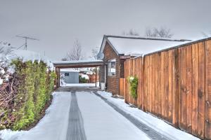 een met sneeuw overdekte loopbrug naar een houten gebouw bij 11 Dorset Street in Hanmer Springs