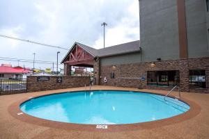 a large swimming pool in front of a building at Best Western Plus Apple Valley Lodge Pigeon Forge in Pigeon Forge