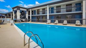 a swimming pool in front of a hotel at Best Western Emporia in Emporia