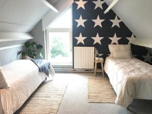una camera da letto con letto e stelle sul muro di Time Out Beach House a Zandvoort