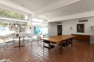 Posezení v ubytování The Monkey Tree by AvantStay Mid-Century Modern Oasis with Pool
