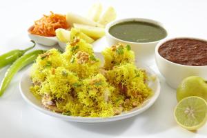菩提伽耶的住宿－SPOT ON 44390 Amrapali Guest House，一大盘带一碗浸泡和蔬菜的食物