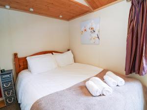 Una cama o camas en una habitación de No 7, Aberystwyth