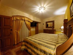 a bedroom with a bed and a television in it at Hotel Villarreal in Zacatecas