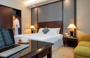 Postel nebo postele na pokoji v ubytování Eastin Hotel Kuala Lumpur