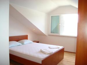 Un ou plusieurs lits dans un hébergement de l'établissement Apartments & Rooms Villa Lucija