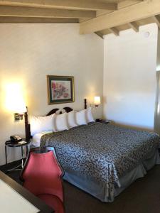 Postel nebo postele na pokoji v ubytování Days Inn by Wyndham Camarillo - Ventura