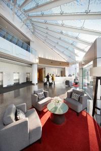 een lobby met banken en een tafel in een gebouw bij Crown Promenade Perth in Perth