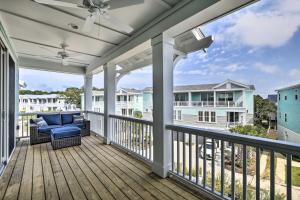 porche cubierto con sofá azul en la cubierta en Luxury Townhouse with Ocean Views - Walk to Ocean!, en Kure Beach