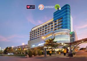CibuburHotel Ciputra Cibubur managed by Swiss-Belhotel International的有很多窗户的大楼