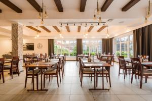 Reštaurácia alebo iné gastronomické zariadenie v ubytovaní POŁONINY Resort