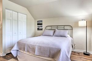 um quarto com uma cama com uma colcha listrada em Central Creekfront Spearfish Apt by City Park em Spearfish