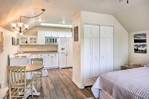 uma cozinha e um quarto com uma cama e uma mesa em Central Creekfront Spearfish Apt by City Park em Spearfish