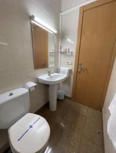 La salle de bains est pourvue de toilettes et d'un lavabo. dans l'établissement HOTEL MORELL, à El Morell