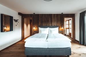 Łóżko lub łóżka w pokoju w obiekcie Hotel Chalets Grosslehen