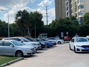 Ein Haufen Autos, die auf einem Parkplatz geparkt sind. in der Unterkunft zmaxhotels 无锡新加坡工业园机场店 in Wuxi