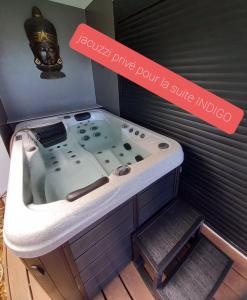 un modello di vasca da bagno in camera di Suite INDIGO JACUZZI PRIVE PISCINE VUE MER acces cuisine laverie a Saint-Pierre